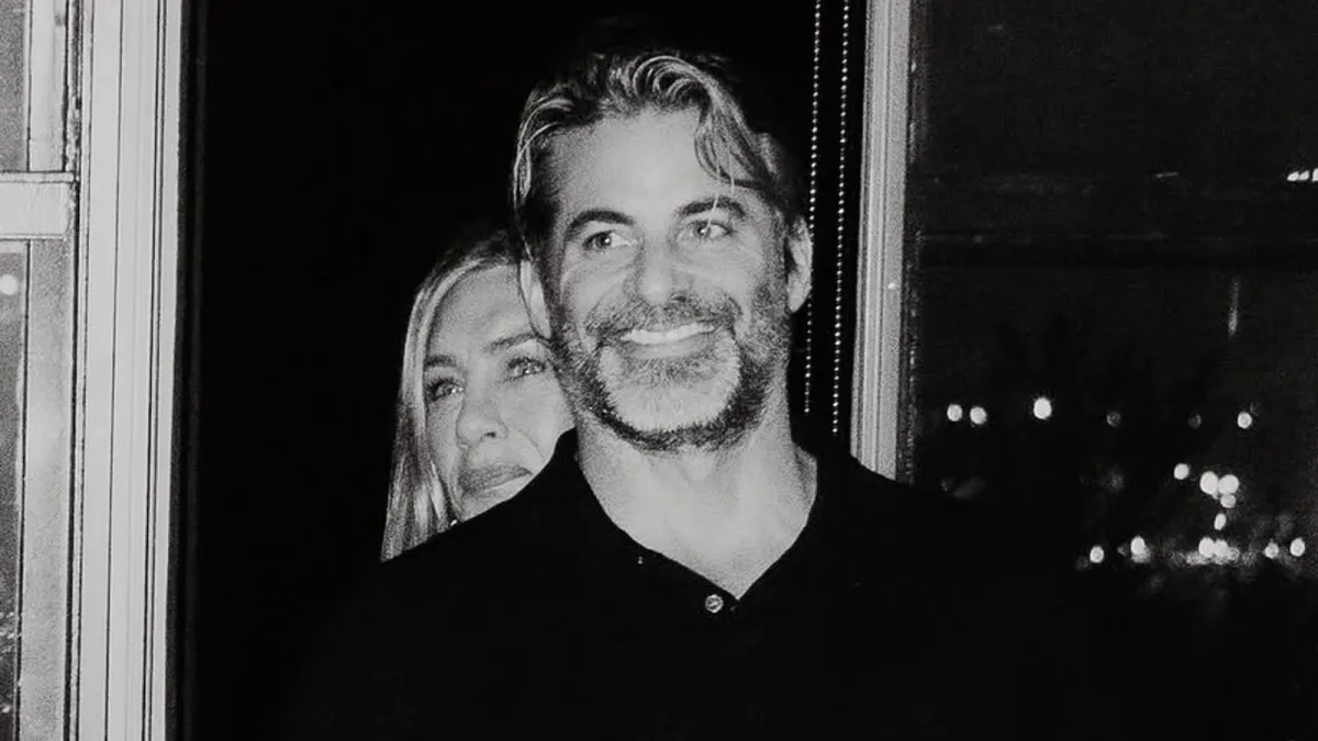 Jennifer Aniston confirma su relación con el coach de vida Jim Curtis en redes sociales