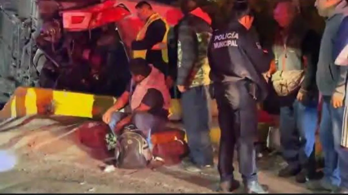 Choque entre tren y transporte de personal deja un muerto y múltiples heridos en Saltillo