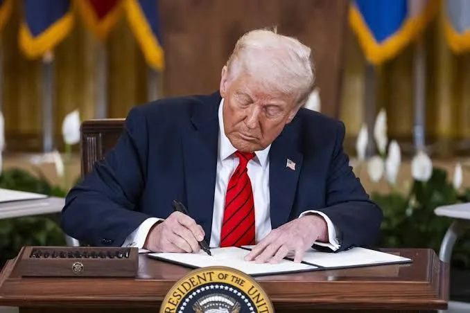 Trump firma orden para evitar que se acumulen aranceles sobre un mismo producto