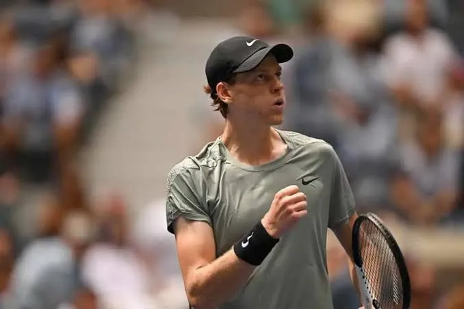 Jannik Sinner debuta con triunfo sólido en el US Open 2025