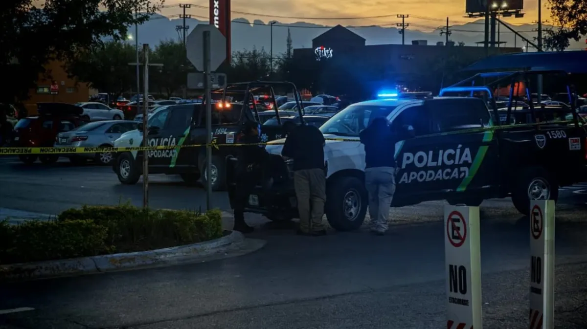 Ataque armado en estacionamiento de supermercado deja dos personas heridas en Apodaca
