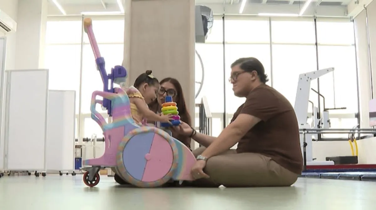 Amor en cada pieza: familia crea silla de ruedas en 3D para su hija en NL