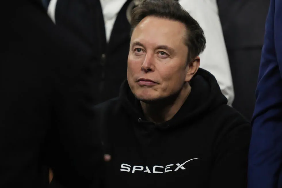 Francia pone contra investigación a Elon Musk: investigan a X por pornografía infantil y deepfakes sexuales