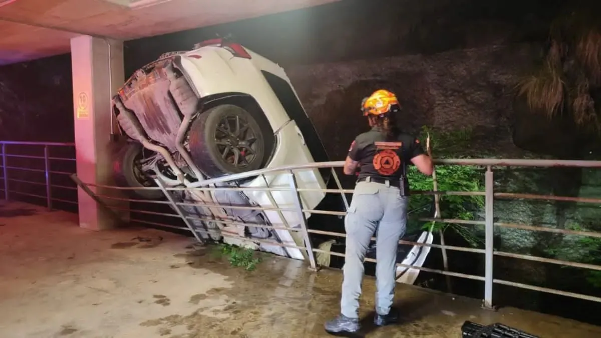 Auto cae tres pisos en estacionamiento de San Pedro y deja conductor hospitalizado