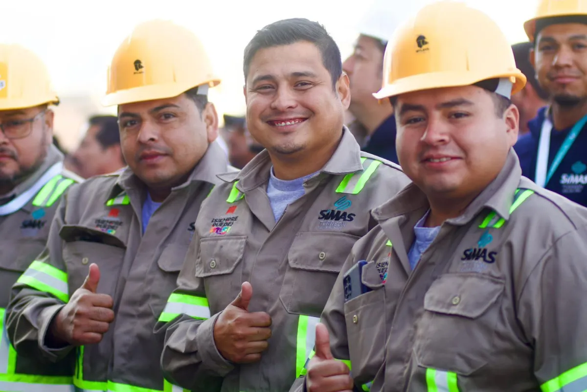Román Cepeda entrega uniformes al personal del SIMAS Torreón y reconoce su compromiso con la ciudad