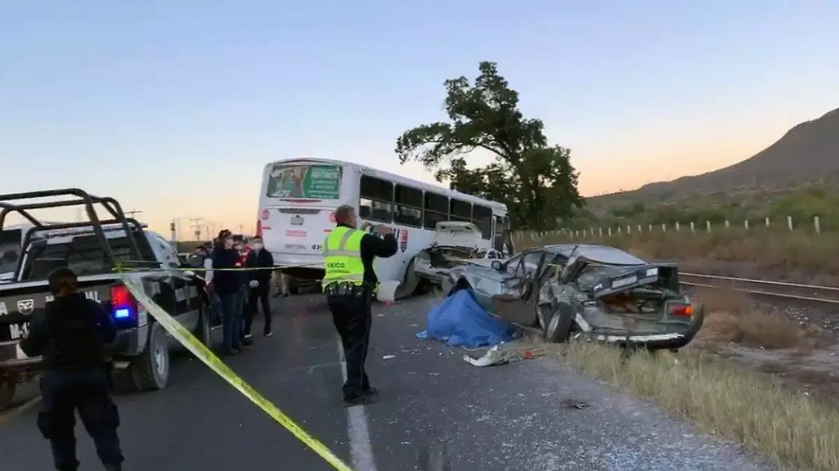 Fuerte choque en carretera Saltillo–Zacatecas deja varios trabajadores lesionados de gravedad
