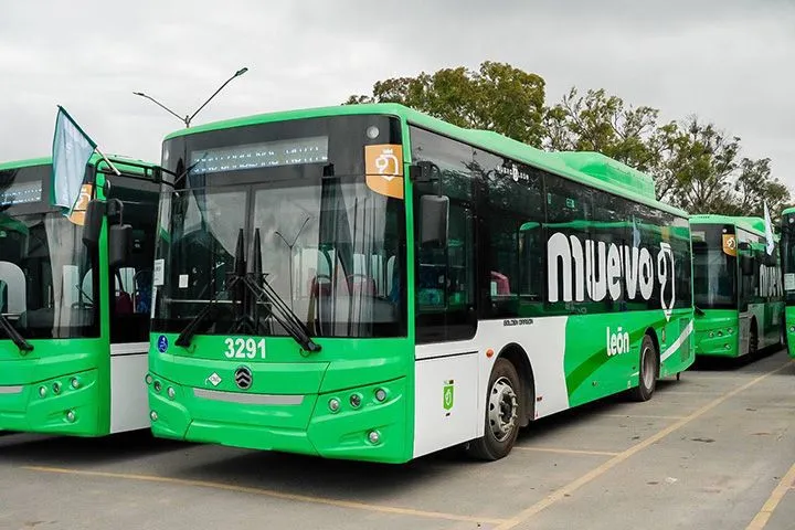 Nuevo León admite déficit del 50% en choferes de transporte público