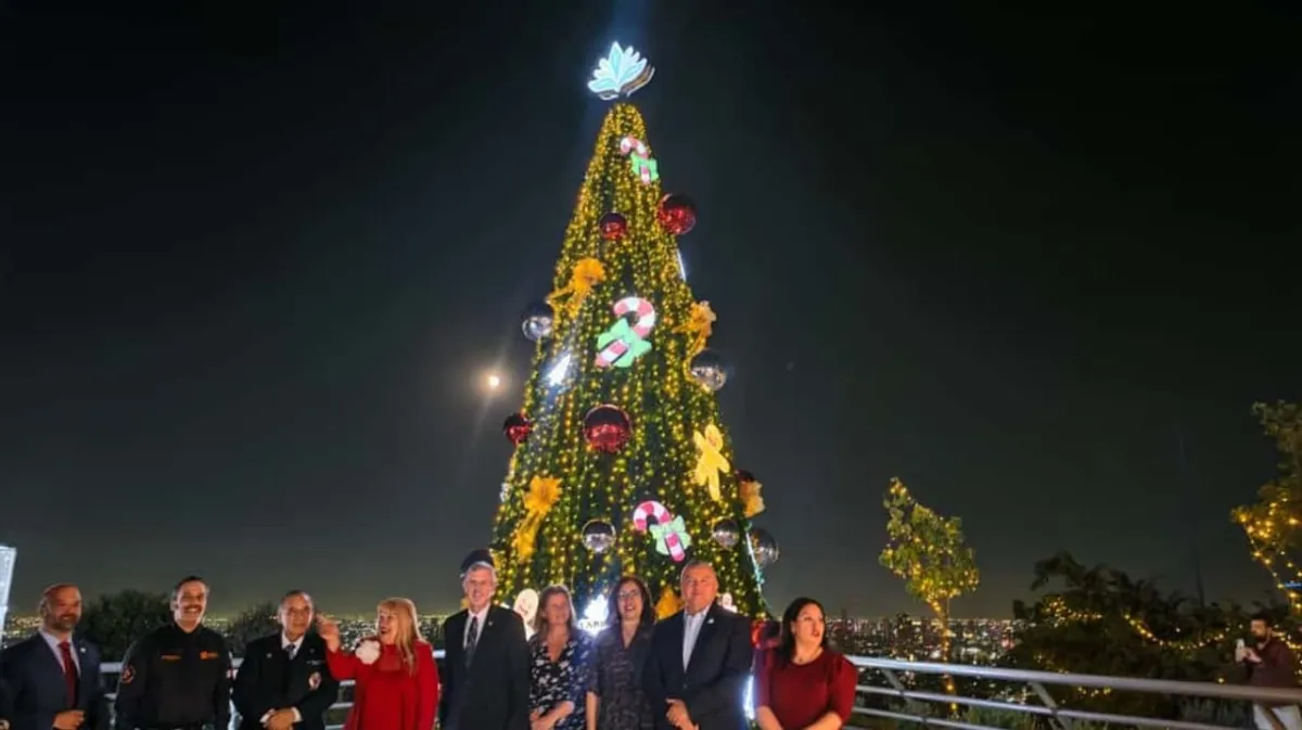 Brilla la amistad fronteriza: Nuevo León y Laredo encienden juntos la Navidad