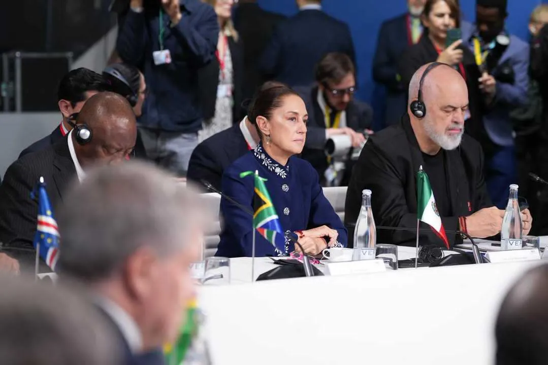 Sheinbaum plantea en Barcelona postura contra intervención militar en Cuba durante cumbre internacional