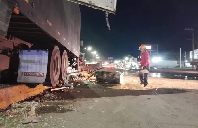 Cierran autopista Monterrey–Saltillo por accidente en Santa Catarina