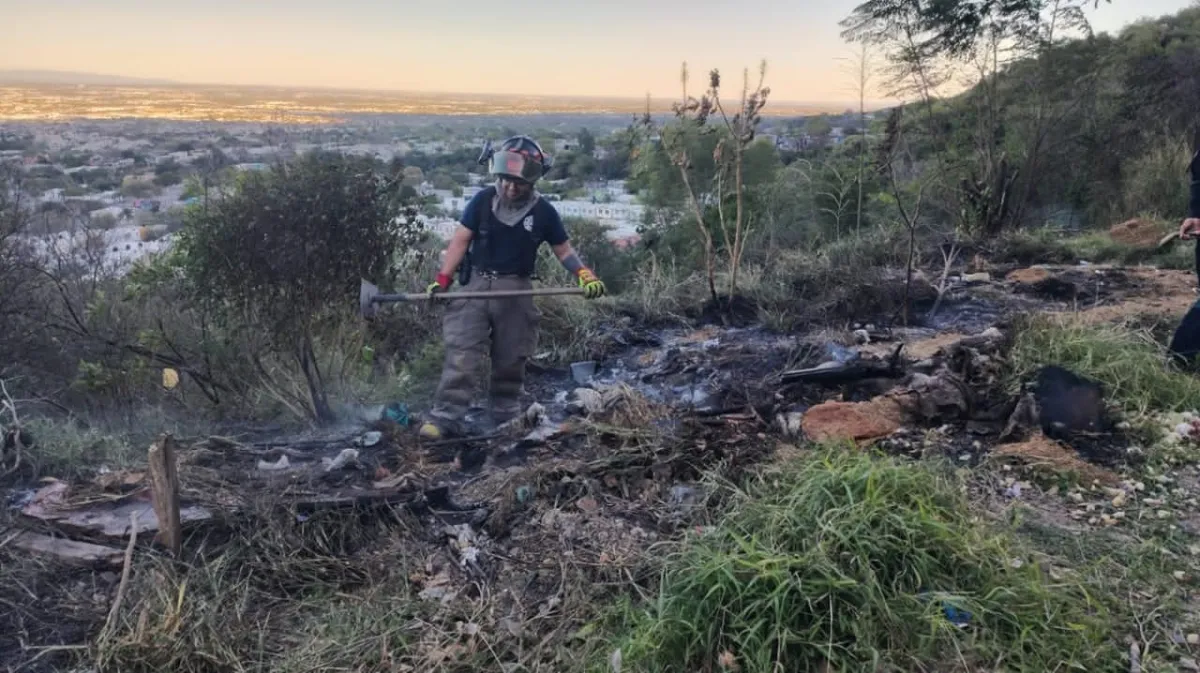 Controlan fuego en basurero clandestino en zona cercana al Cerro de la Silla