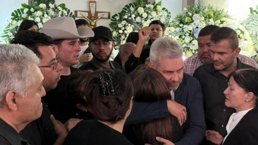 Entre reclamos y abucheos, gobernador Ramírez Bedolla asiste al funeral del alcalde asesinado de Uruapan