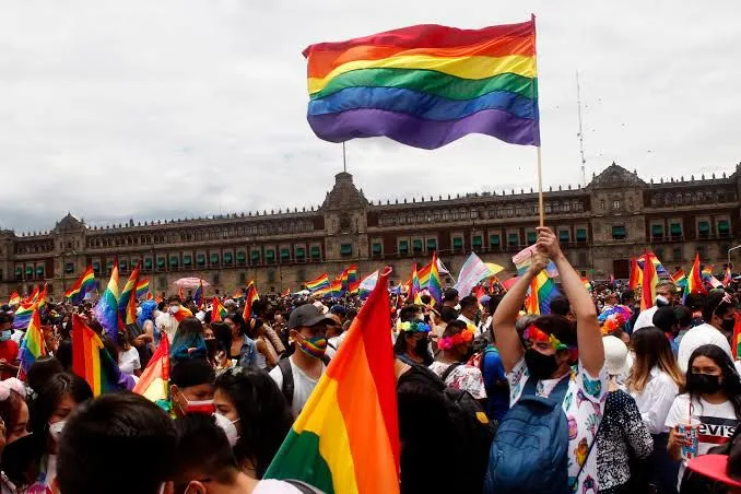 El Zócalo se pinta de orgullo: ondean bandera LGBT gigante en CDMX