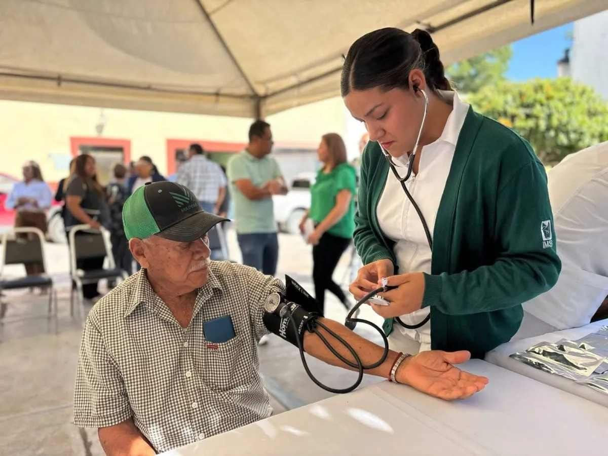 Ciudadanos responden con entusiasmo a jornada de salud preventiva en Parras