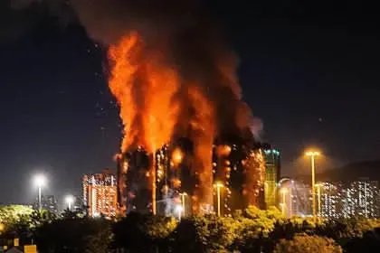 Sube a 44 el número de muertos por incendio en complejo residencial de Hong Kong