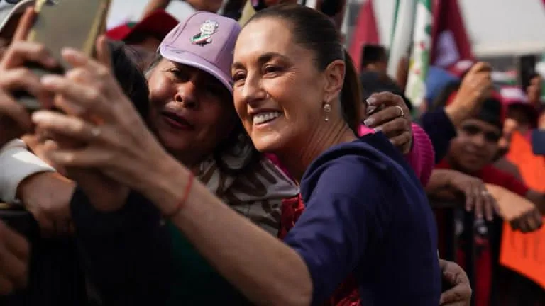 Sheinbaum destaca avances económicos y sociales frente a un Zócalo lleno