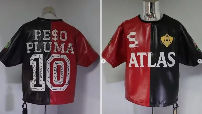 Peso Pluma causa furor al recibir jersey del Atlas con detalles en oro de 14 kilates