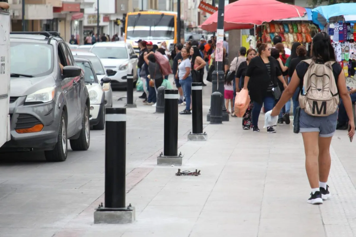 Saltillo refuerza la seguridad peatonal con nuevos bolardos en el Distrito Centro