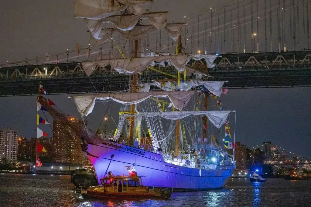 Regresan a México 180 cadetes del buque Cuauhtémoc tras accidente en Nueva York