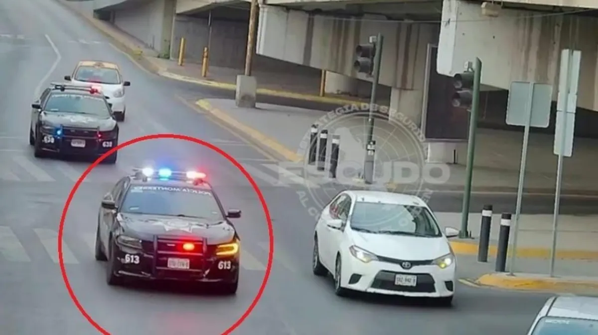 Oficial de Tránsito brinda ayuda oportuna a hombre que sufrió una emergencia médica en Monterrey