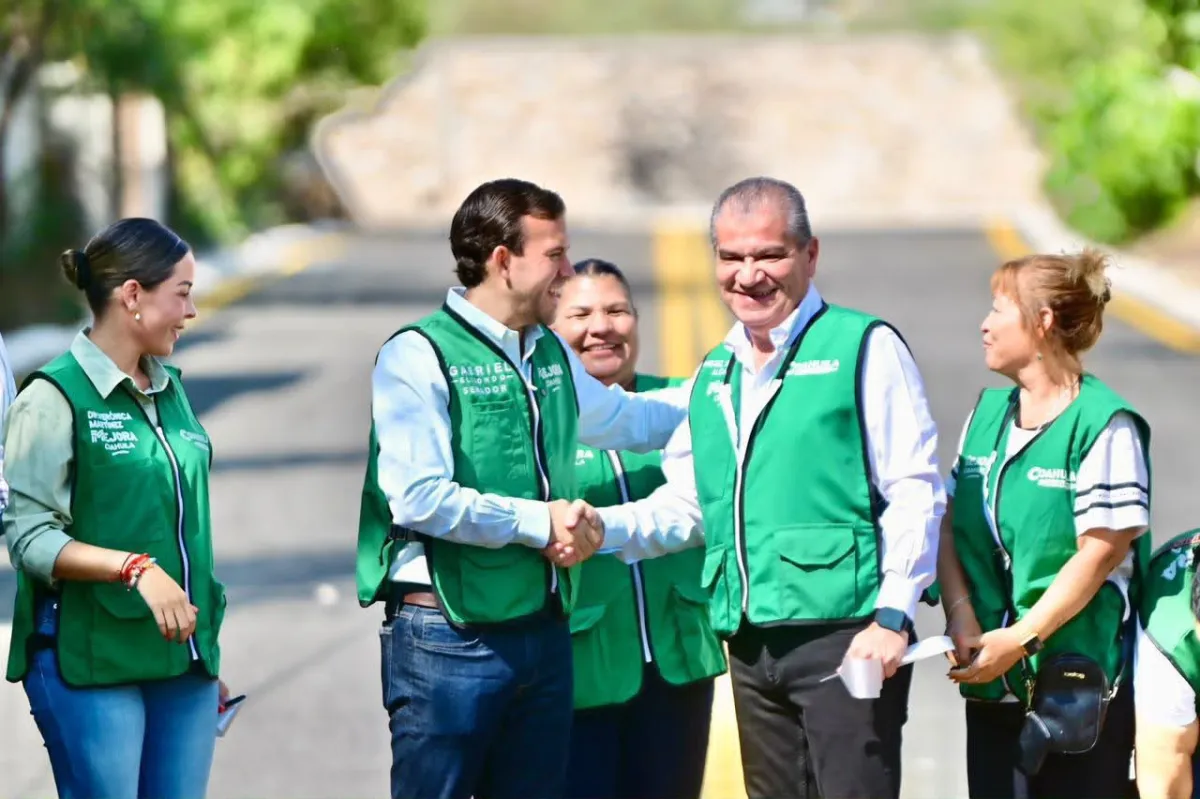 Pavimentan calles y llevan apoyos al ejido El Águila en Torreón