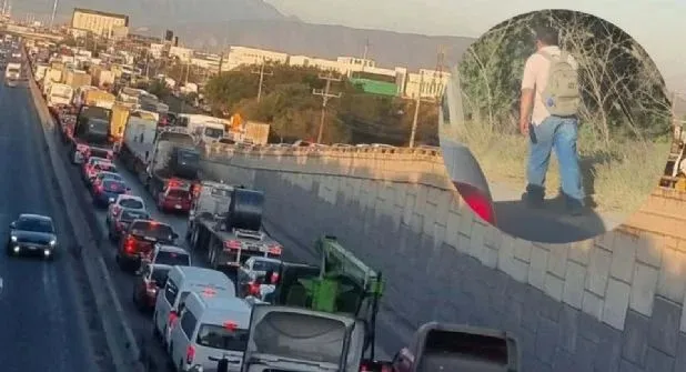 Caos vial paraliza Miguel Alemán en Apodaca; pasajeros descienden ante la falta de avance