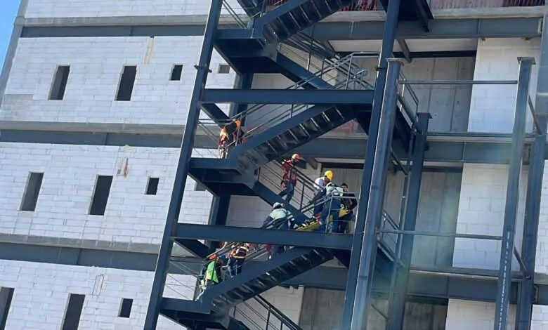 Trabajador sufre aparatosa caída desde andamio en obra del bulevar Los Pastores en Saltillo