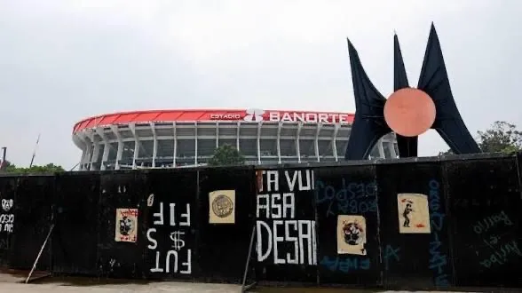 Protestan dueños de palcos en el Estadio Azteca tras fallo que les impide ingresar alimentos durante el Mundial