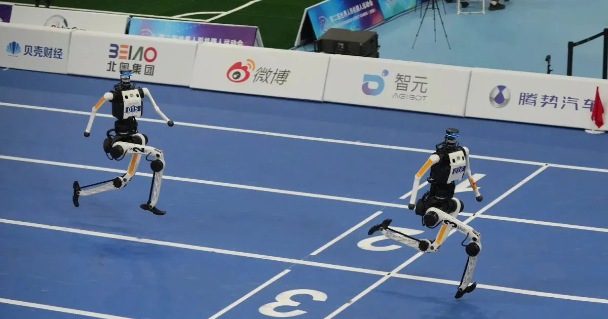 Robots humanoides rompen marcas deportivas pero colapsan en los Juegos de Pekín