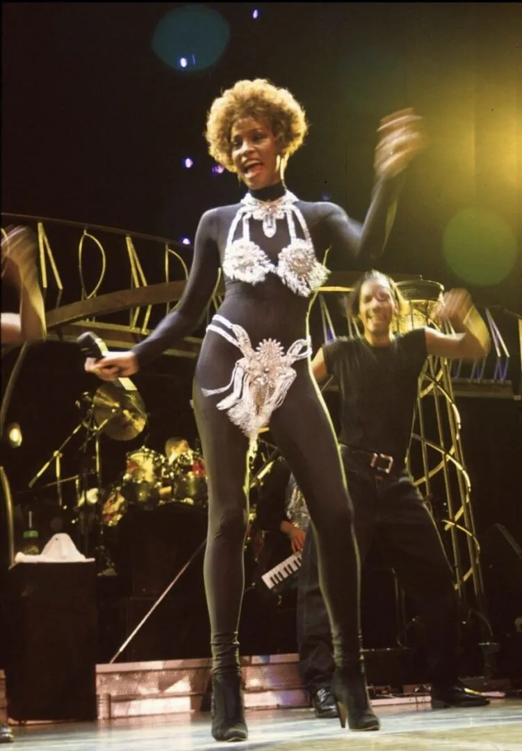 Traje de Whitney Houston usado en concierto se subasta por más de 22 mil dólares