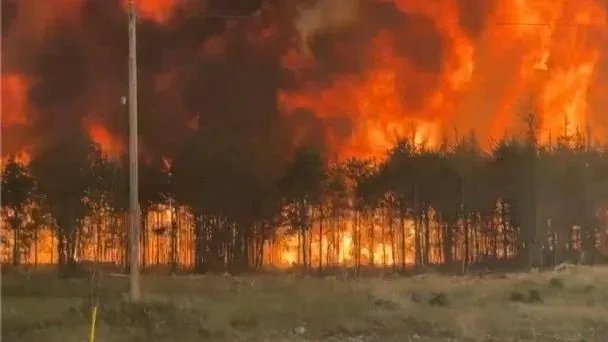 Graves incendios en Canadá obligan a miles a evacuar; el humo afecta ya a EE.UU