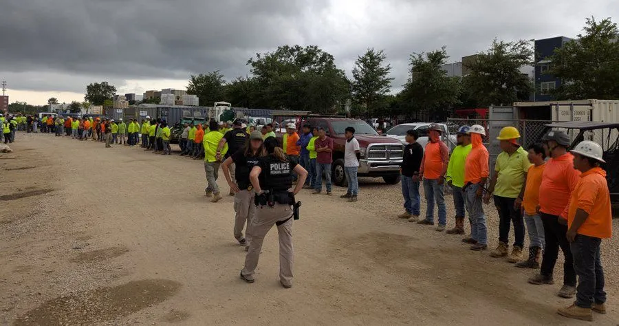 Detienen a Más de 100 Trabajadores en Construcción en megarredada contra migrantes en Florida