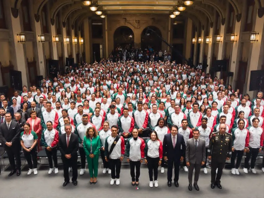 Sheinbaum abandera a más de 700 atletas que representarán a México en los Juegos Centroamericanos y del Caribe 2026