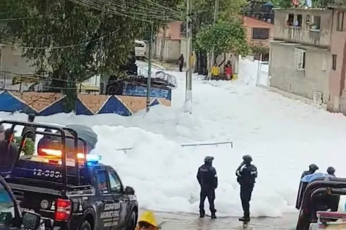 Vecinos de Naucalpan reportan ronchas tras exposición a espuma contaminante