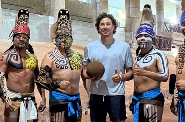 Memo Ochoa disfruta de sus vacaciones en Xcaret y revive el tradicional juego de pelota maya