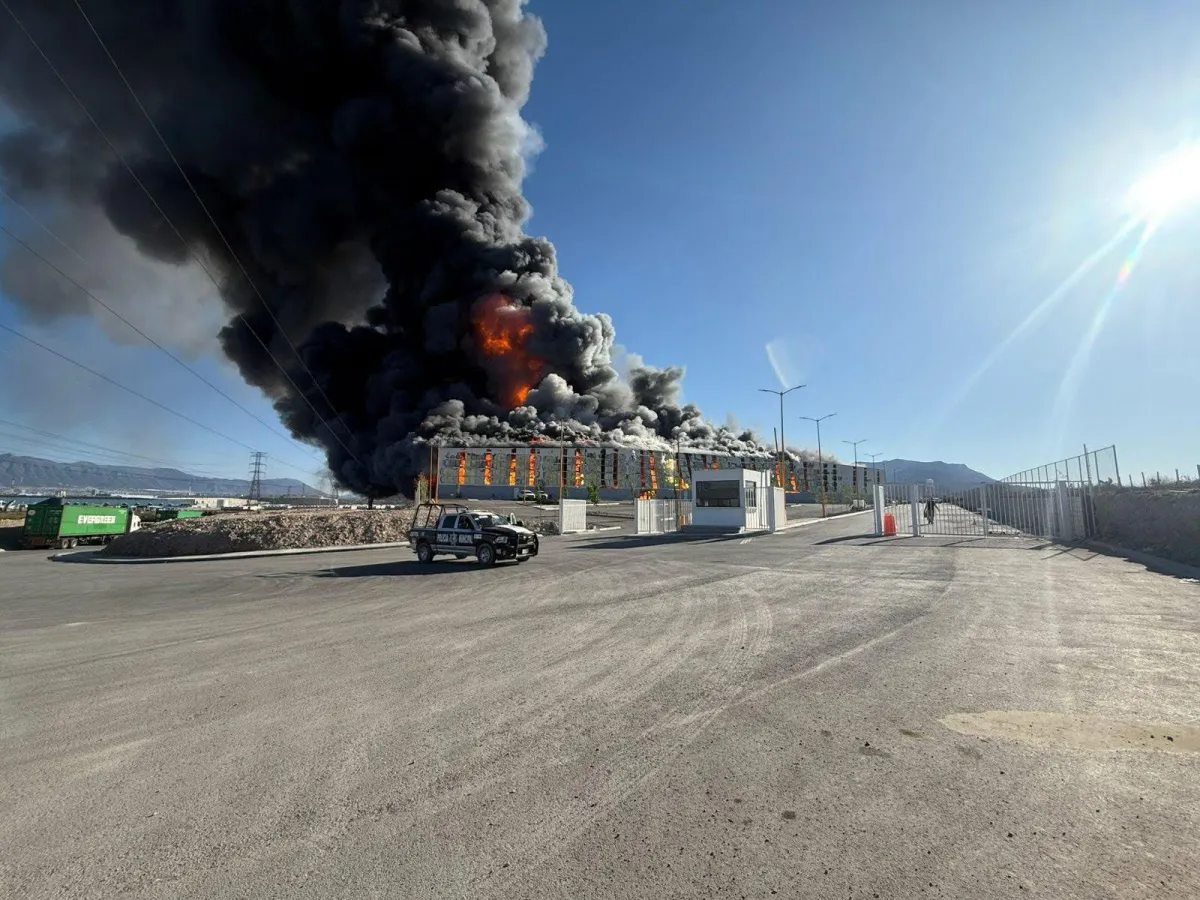 Evacúan a 200 personas por incendio en planta Daimay en Ramos Arizpe