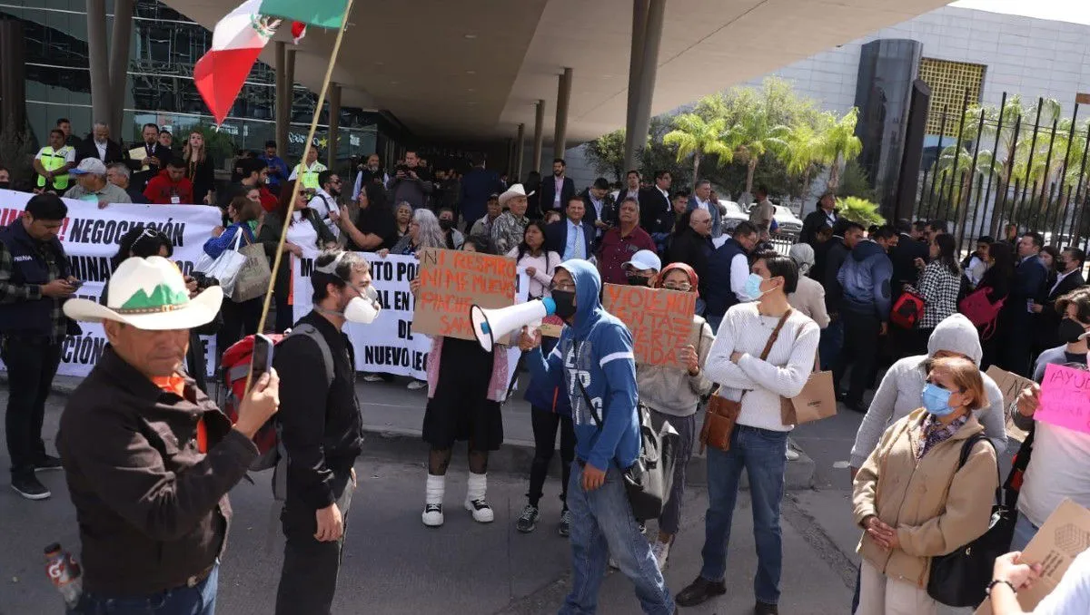 Protestan en Monterrey por transporte y derechos laborales ante visita de Sheinbaum