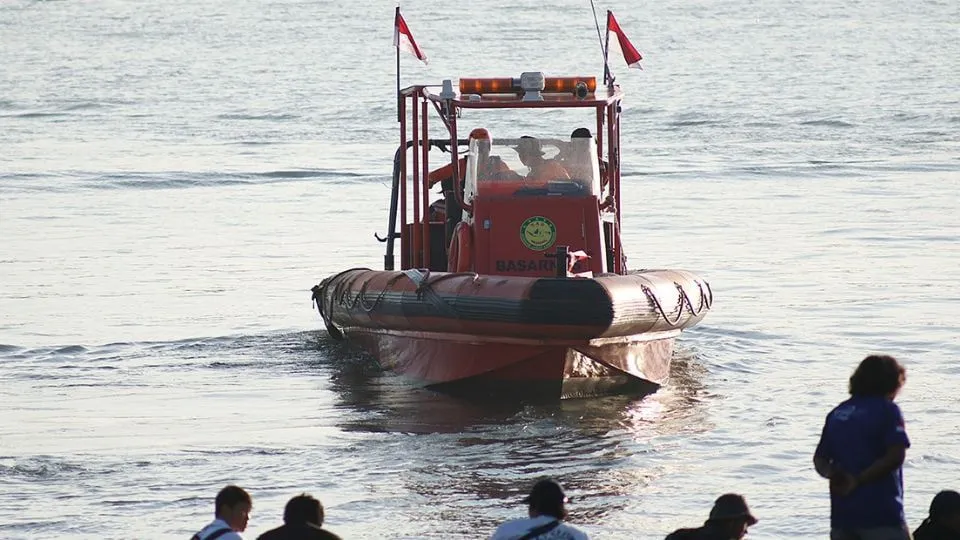 Desaparece helicóptero con ocho personas a bordo en la isla de Borneo, Indonesia