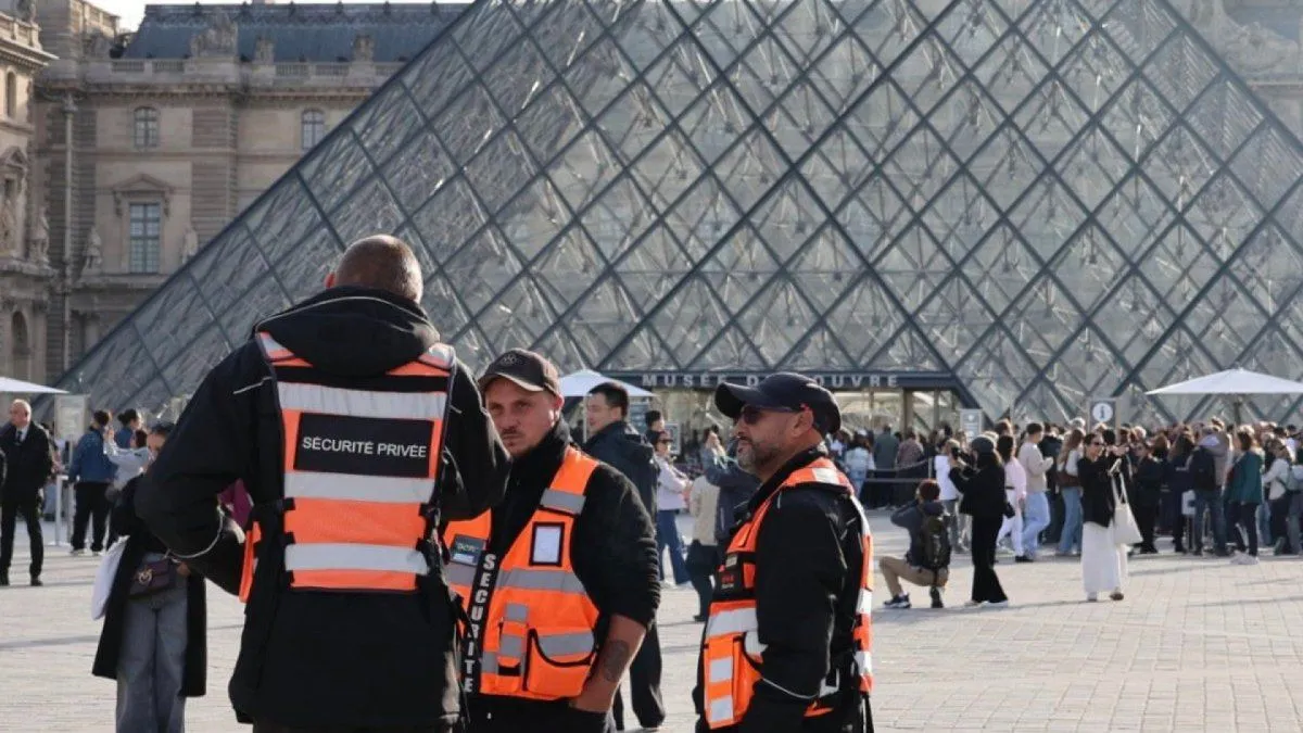 Arrestan a dos sospechosos por el robo de joyas históricas en el Louvre, pero el botín sigue desaparecido