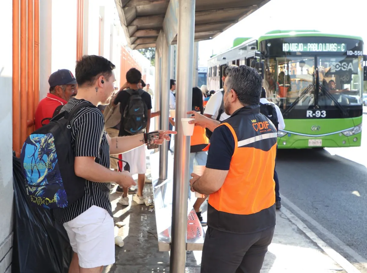 DIF Nuevo León hidrata a más de 3 mil ciudadanos en los módulos y operativos por ola de calor