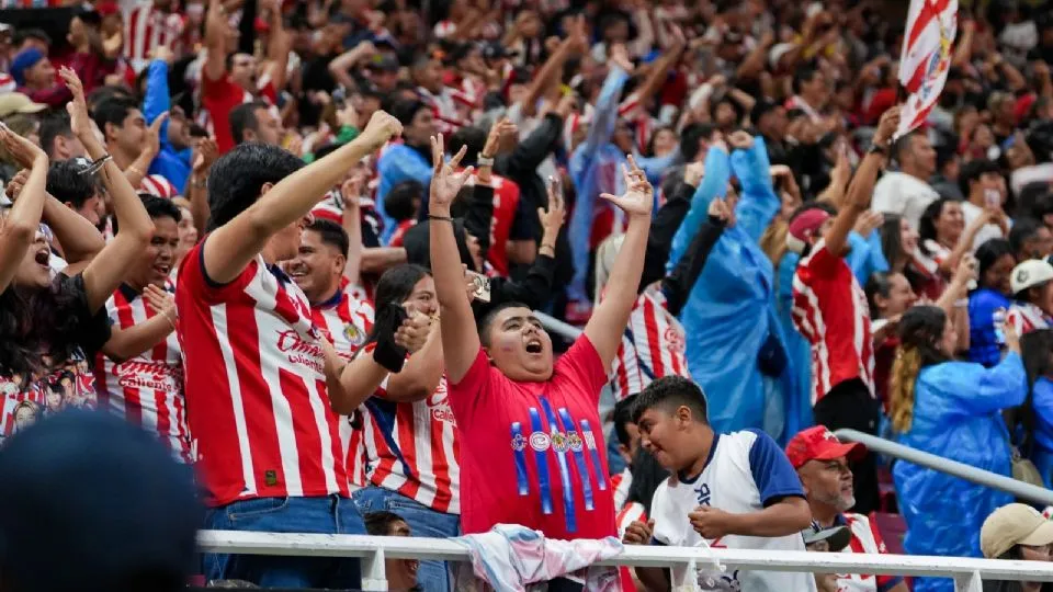 ¡Montoneros! Aficionados de Chivas golpean a un joven hasta dejarlo inconsciente