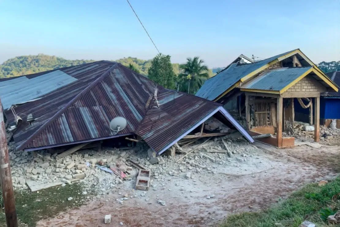 Sismo de 7.7 en Indonesia deja 70 muertos y más de 22 mil personas desplazadas