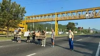 Hartazgo por apagones: vecinos del sur de Monterrey bloquean Carretera Nacional