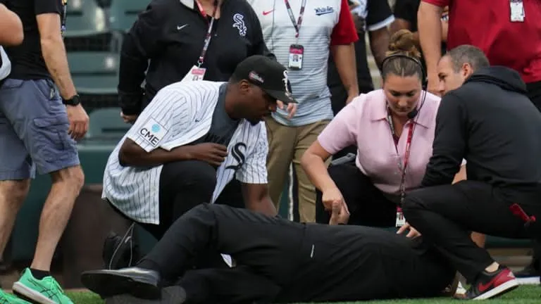 Cantante colapsa en pleno estadio antes de juego de MLB y enciende alarma en Chicago