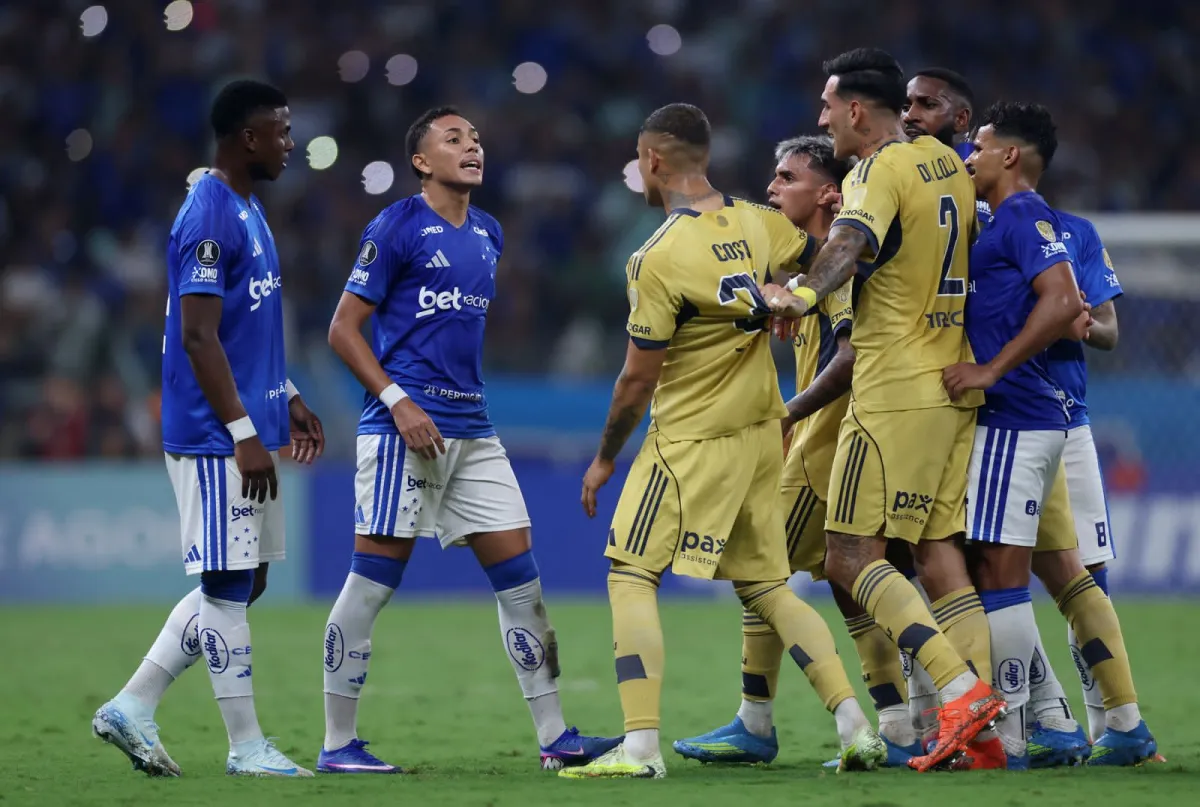 Escándalo en Copa Libertadores: jugador de Boca Juniors patea la cabeza de un rival y termina expulsado tras revisión en el VAR