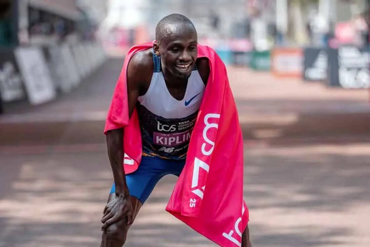 Jacob Kiplimo gana el Maratón de Chicago y roza el récord mundial