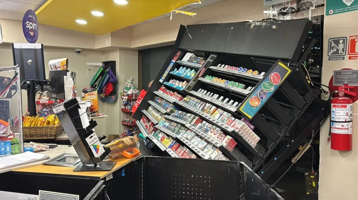 Pierde control adulta mayor y choca contra tienda de San Pedro