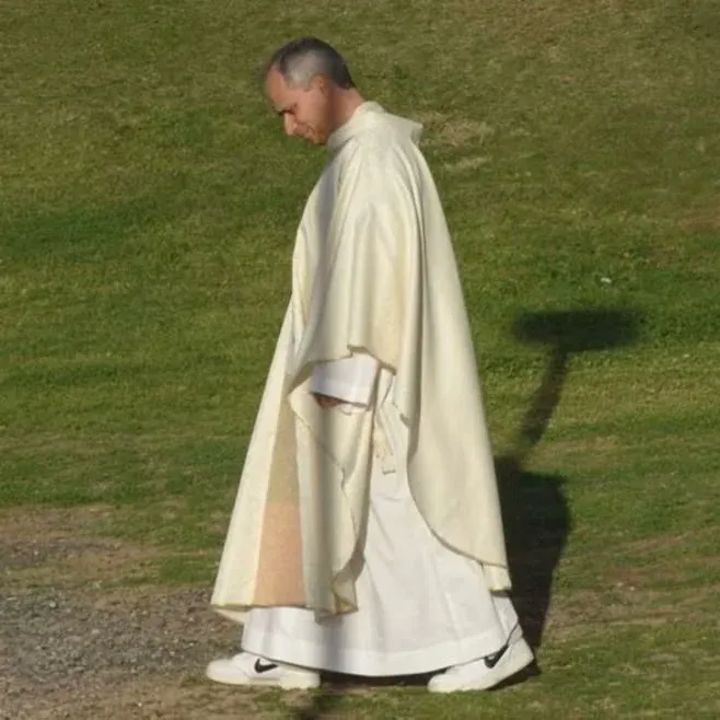 Los tenis Nike del Papa León XIV se vuelven virales tras aparecer en documental del Vaticano