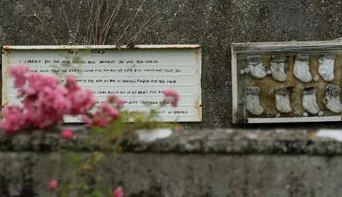 Inician excavación de fosa común en antiguo convento irlandés donde habrían enterrado a casi 800 bebés