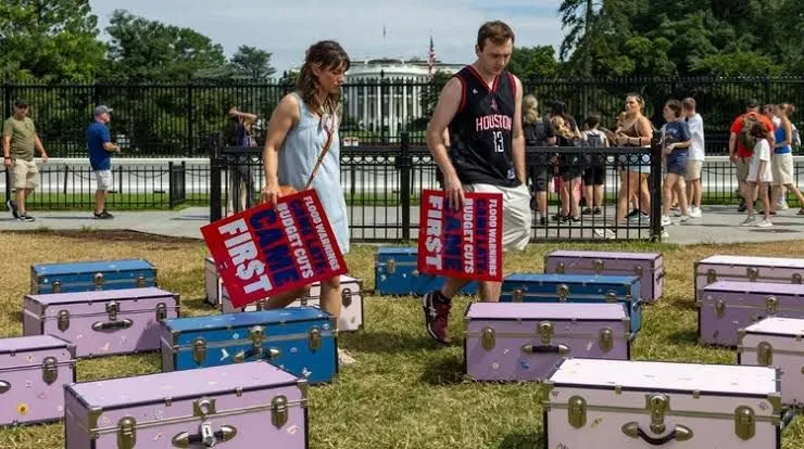 Protestan frente a la Casa Blanca por niñas fallecidas en campamento tras inundaciones en Texas